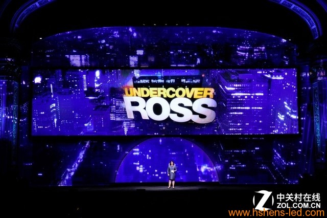 真人秀節目的現場(chǎng)，巨大的顯示屏幕充當了節目的第二現場(chǎng)