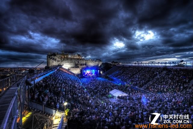 大型露天演出的現場(chǎng)，大屏幕的應用可以保證所有現場(chǎng)觀(guān)眾都可以看到表演的情況