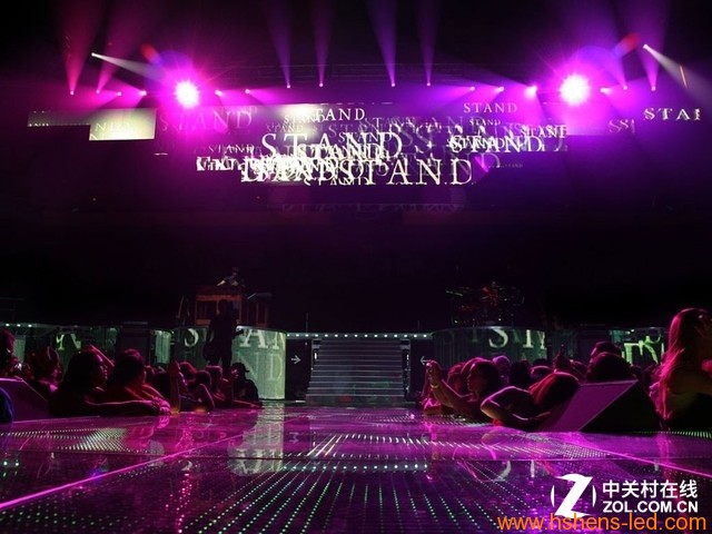 在各種時(shí)裝表演的場(chǎng)景中，商用屏幕也是重要舞臺元素，烘托氣氛，展示創(chuàng  )作元素等等