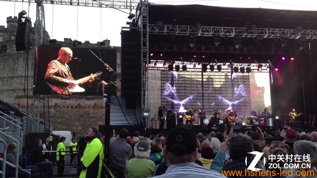歐美流行的露天音樂(lè )節上，人們不需要靠近舞臺就能欣賞藝術(shù)家的精湛表演