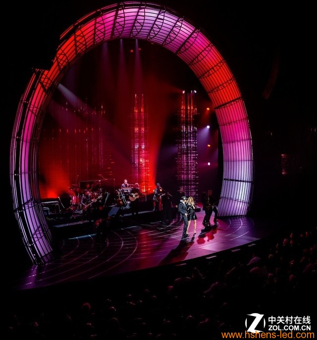 不僅是充當舞美背景，商用顯示產(chǎn)品可以營(yíng)造地面背景，在我們熟悉的春晚表演中，這樣的形式已經(jīng)得到采用