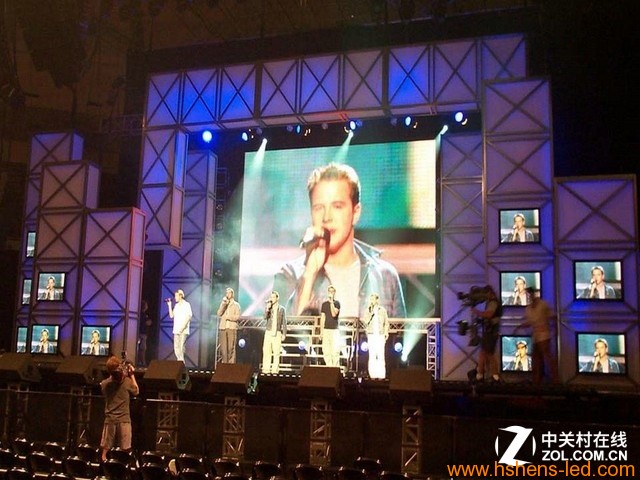 歌星演唱會(huì )上，商用大屏幕更是不可或缺，讓歌迷隨時(shí)看到偶像的表現