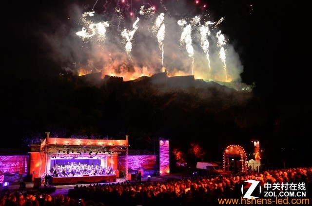 大型露天演出，LED大屏幕無(wú)論是用作背景畫(huà)面展示，還是表演細節呈現，都得心應手