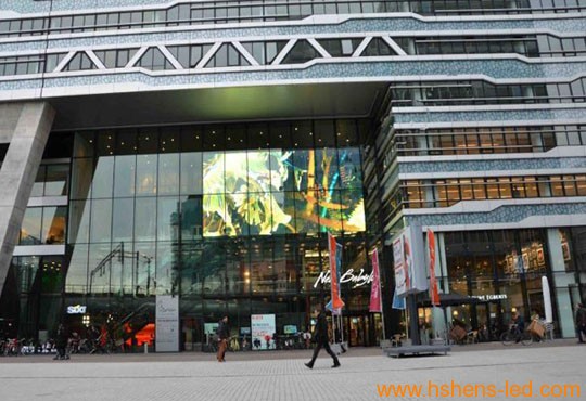 商業(yè)大樓上的玻璃幕墻LED顯示屏